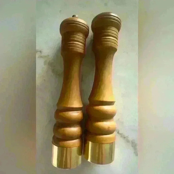 Beautiful vintage Nasco wood and brass salt and pepper shakers made in Japan. - Picture 5 of 9